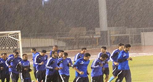 بالصور .. النهضة يكثف تدريباته تحت زخات المطر استعداداً للشباب